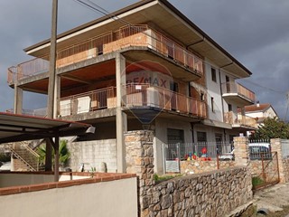 Casa Indipendente in Vendita a Santi Cosma e Damiano, 157'000&euro;, 220 m²