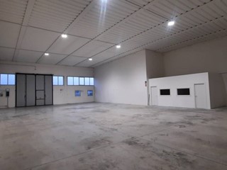 Attività commerciale in Affitto a Buti, 1'600€, 400 m²