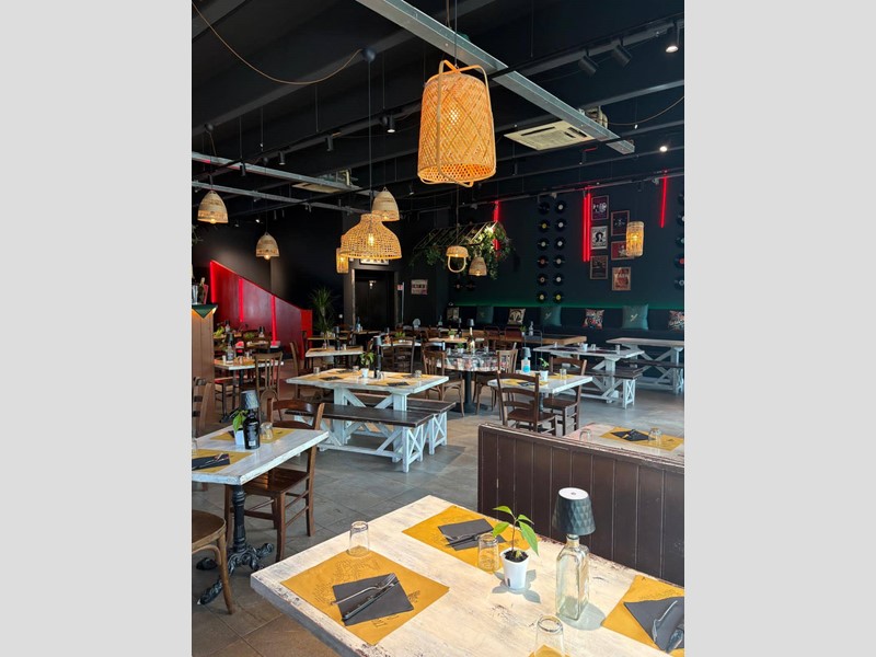 Attività commerciale in Vendita a Osnago, 265'000€, 200 m²