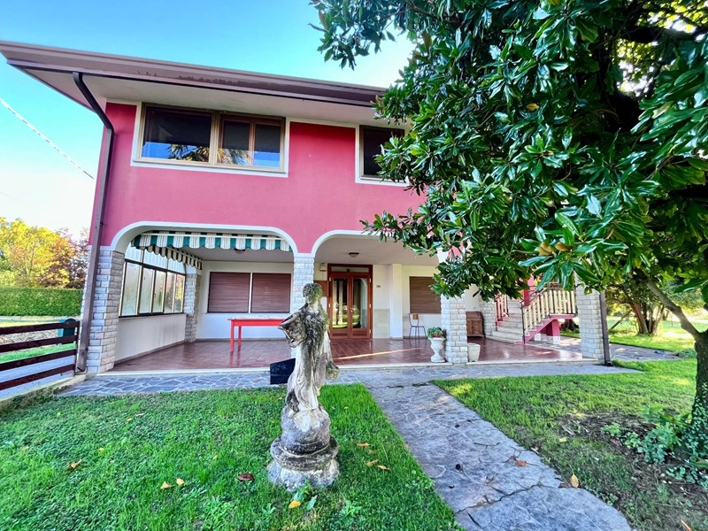 Casa Semi Indipendente in Vendita a Pordenone, 230'000€, 300 m²