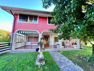 Casa Semi Indipendente in Vendita a Pordenone, 230'000€, 300 m²