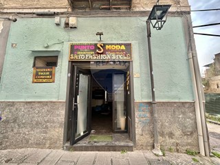 Immobile commerciale in Vendita a Pomigliano d'Arco, 70'000€, 52 m²