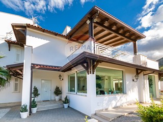 Villa in Vendita a Cinisi, 850'000€, 405 m²