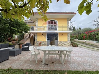 Villa in Vendita a Alife, 168'000€, 180 m²