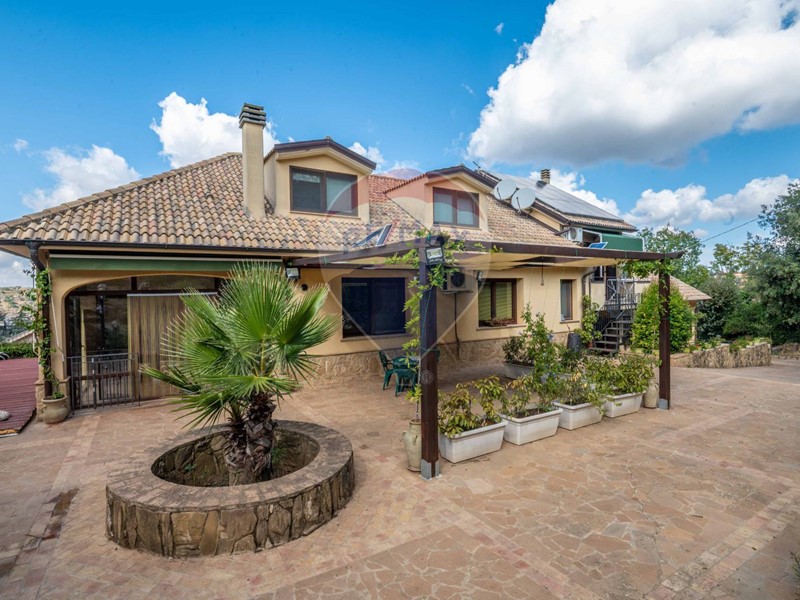 Villa in Vendita a Piazza Armerina, 450'000€, 380 m²