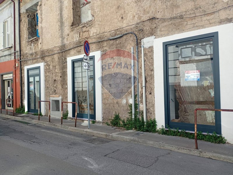 Immobile commerciale in Affitto a Caserta, 2'000€, 145 m²