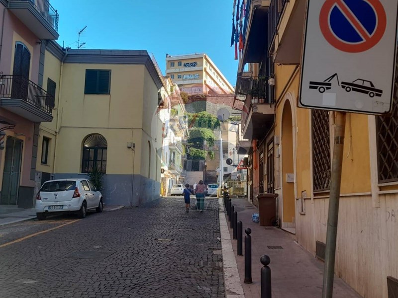 Immobile commerciale in Vendita a Pozzuoli, 100'000€, 53 m²