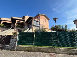 Villa in Vendita a Lacchiarella, 289'000€, 185 m²