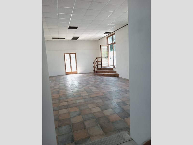 Attività commerciale in Affitto a Gallicano, 1'200€, 120 m²