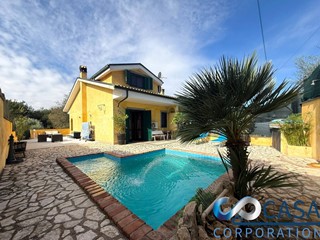Villa in Vendita a Guidonia Montecelio, 530'000€, 500 m²