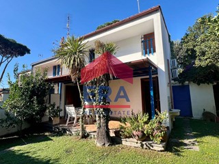Villa in Vendita a Fiumicino, 350'000€, 61 m²