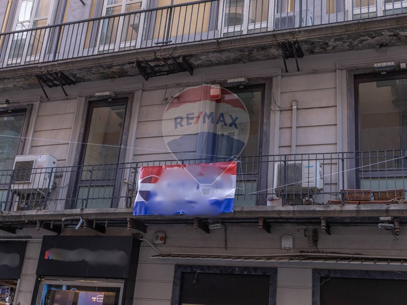 Ufficio in Affitto a Napoli, 3'000€, 100 m²