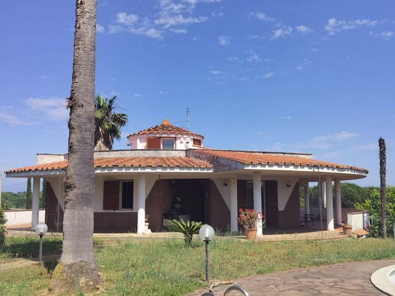 Villa in Vendita a Nettuno, 439'000€, 290 m²