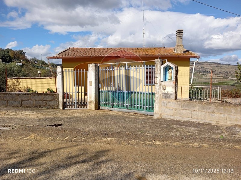 Villa in Vendita a Caltagirone, 69'000&euro;, 140 m²