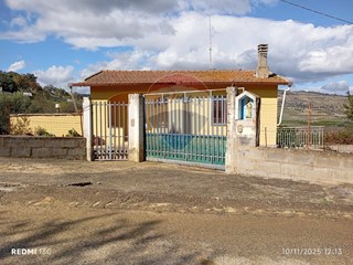Villa in Vendita a Caltagirone, 69'000&euro;, 140 m²