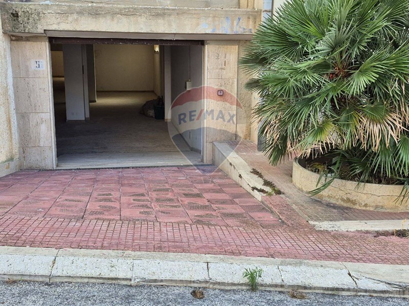Immobile commerciale in Vendita a Erice, 110'000&euro;, 380 m²