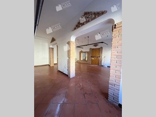 Ufficio in Affitto a Cento, 600€, 76 m²