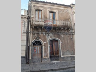 Casa Indipendente in Vendita a Piedimonte Etneo, 110'000€, 250 m²