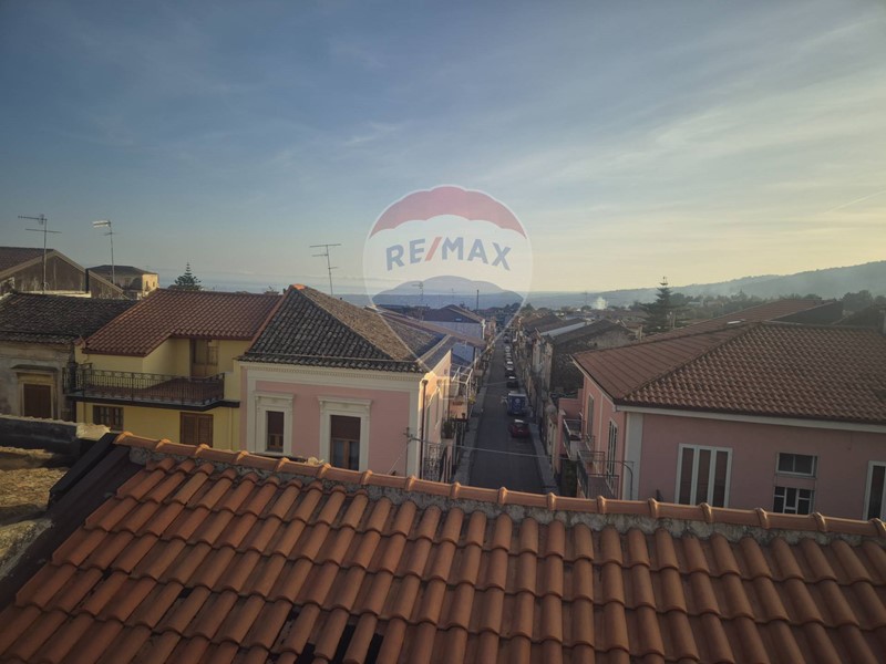 Casa Indipendente in Vendita a Piedimonte Etneo, 93'000&euro;, 250 m²