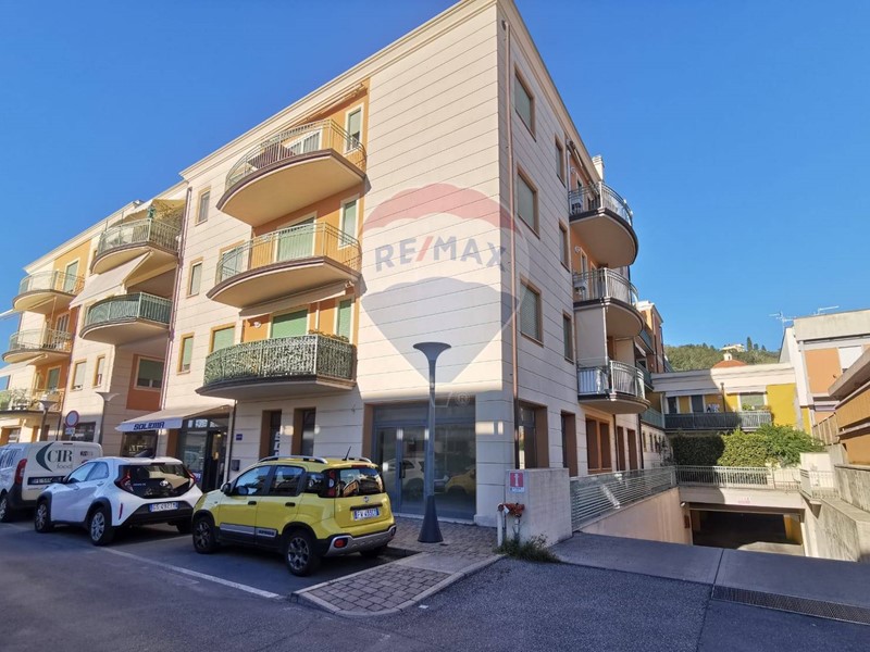 Ufficio in Affitto a Massarosa, 700€, 64 m²