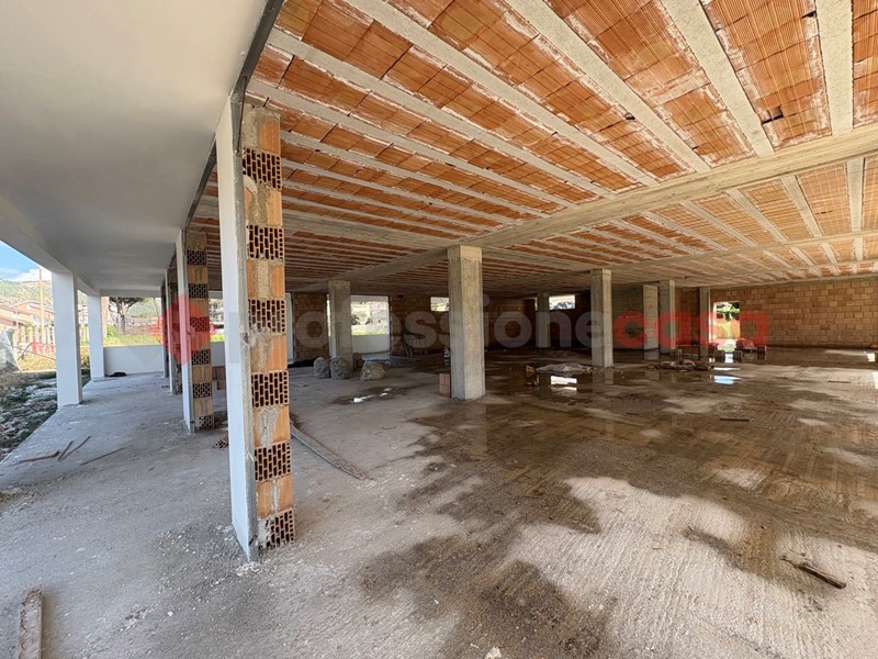 Negozio in Vendita a Caserta, 1100 m²