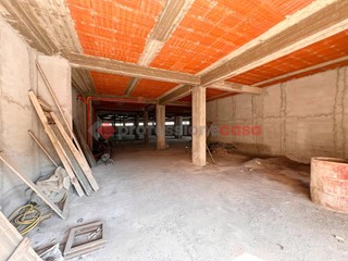 Negozio in Vendita a Paternò, 250'000€, 460 m²