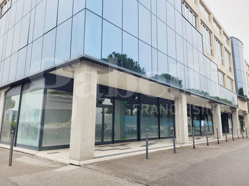 Negozio in Affitto a Padova, 635 m²