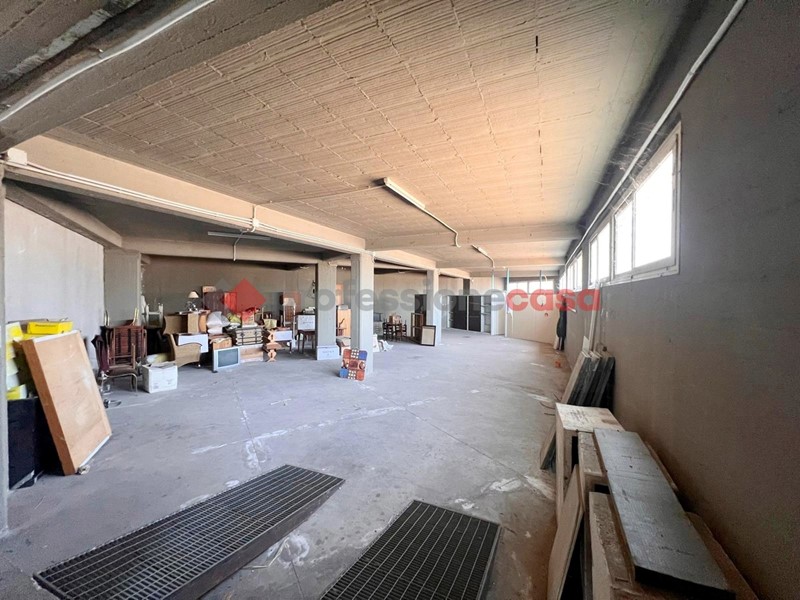 Magazzino in Vendita a Paternò, 210'000€, 208 m²