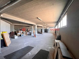Magazzino in Vendita a Paternò, 210'000€, 208 m²
