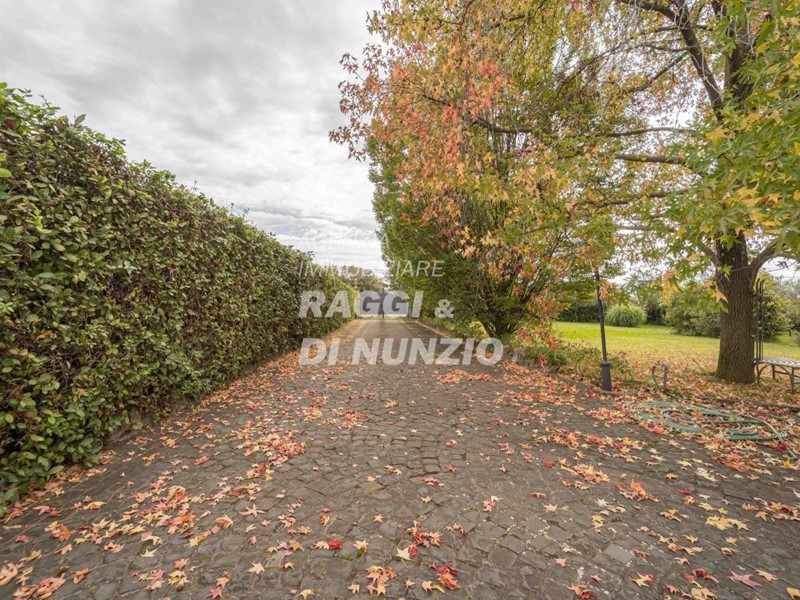 Villa in Vendita a Lanuvio, 450'000€, 280 m²