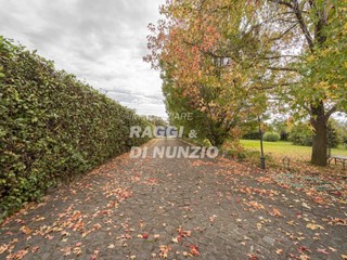 Villa in Vendita a Lanuvio, 450'000€, 280 m²