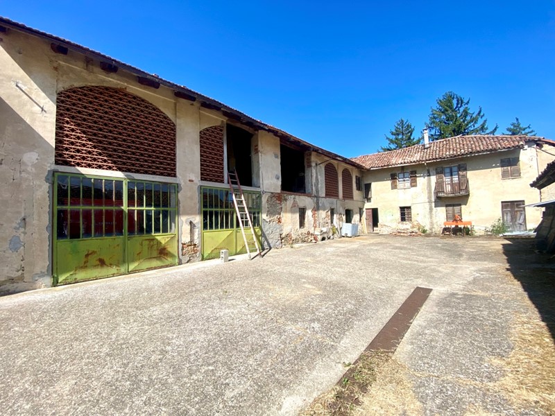 Casa Indipendente in Vendita a Montelupo Albese, 380'000€, 315 m²