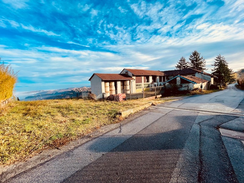 Casa Indipendente in Vendita a Montelupo Albese, 380'000&euro;, 315 m², con Box