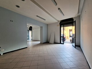 Immobile commerciale in Vendita a Genova, zona Sestri Ponente, 90'000€, 91 m²