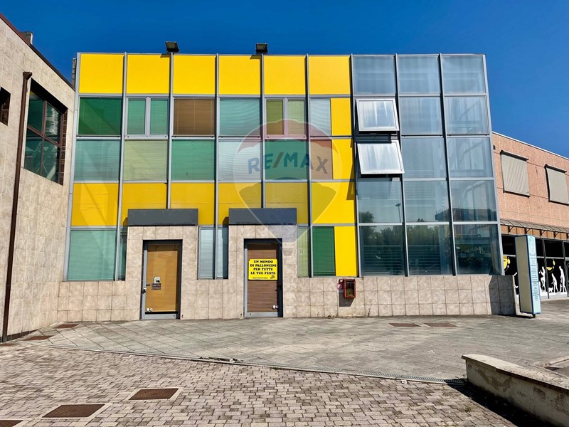 Immobile commerciale in Vendita a Vinci, 790'000€, 690 m²