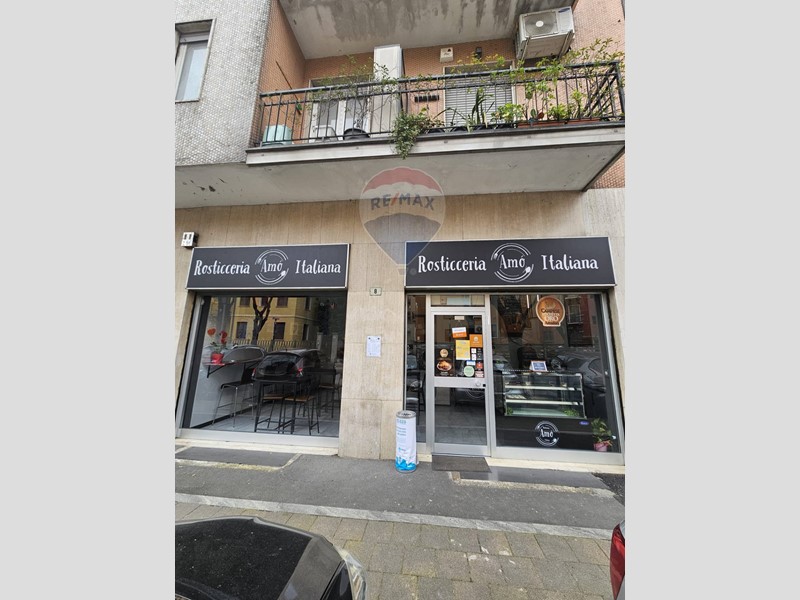 Attività commerciale in Vendita a Pero, 70 m²