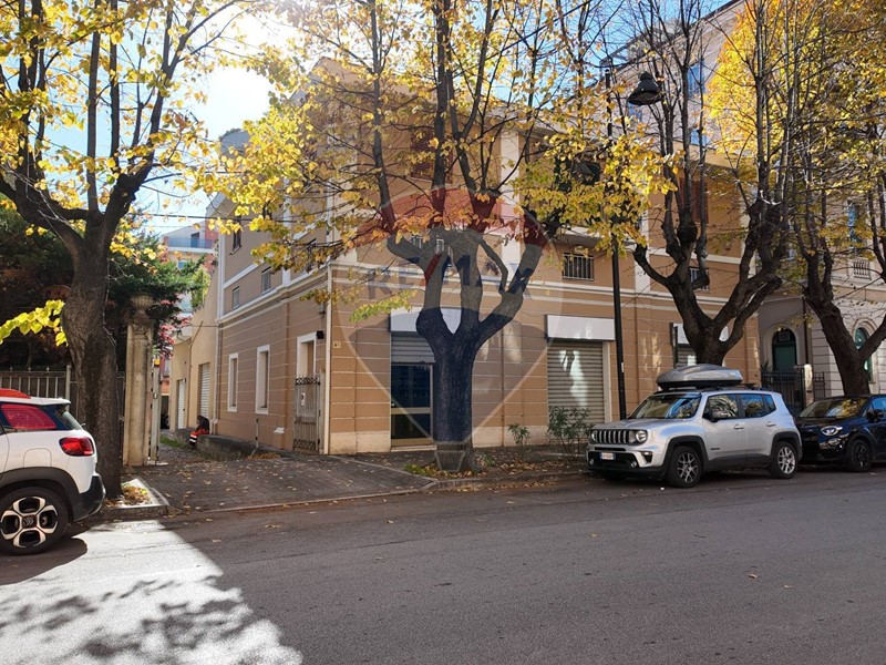 Immobile commerciale in Vendita a Pescara, 285'000&euro;, 190 m²