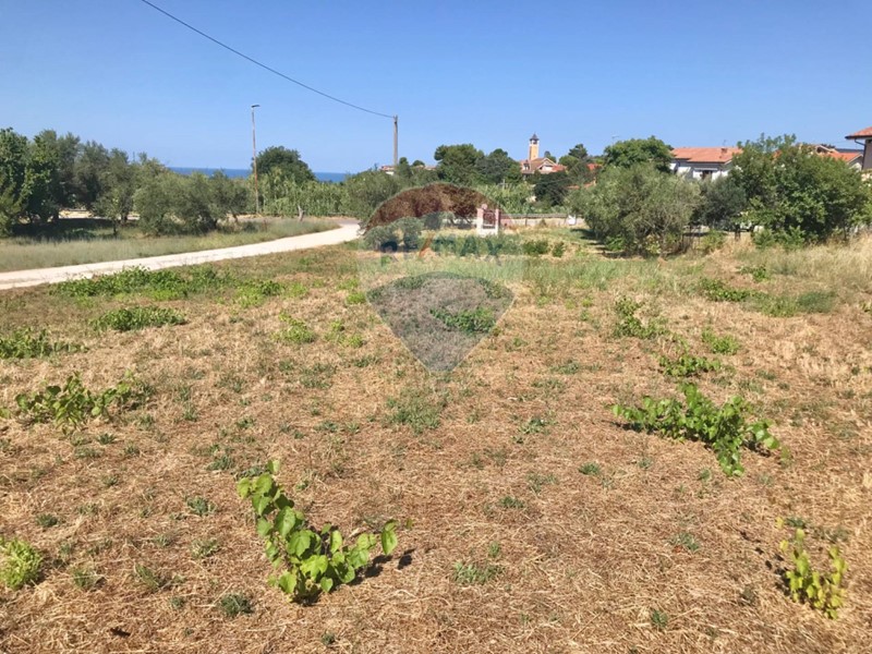 Terreno edificabile in Vendita a Torrevecchia Teatina, 70'000€, 2270 m²