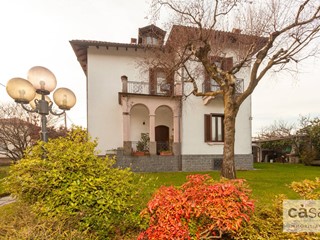 Villa in Vendita a Malnate, 395'000€, 300 m²