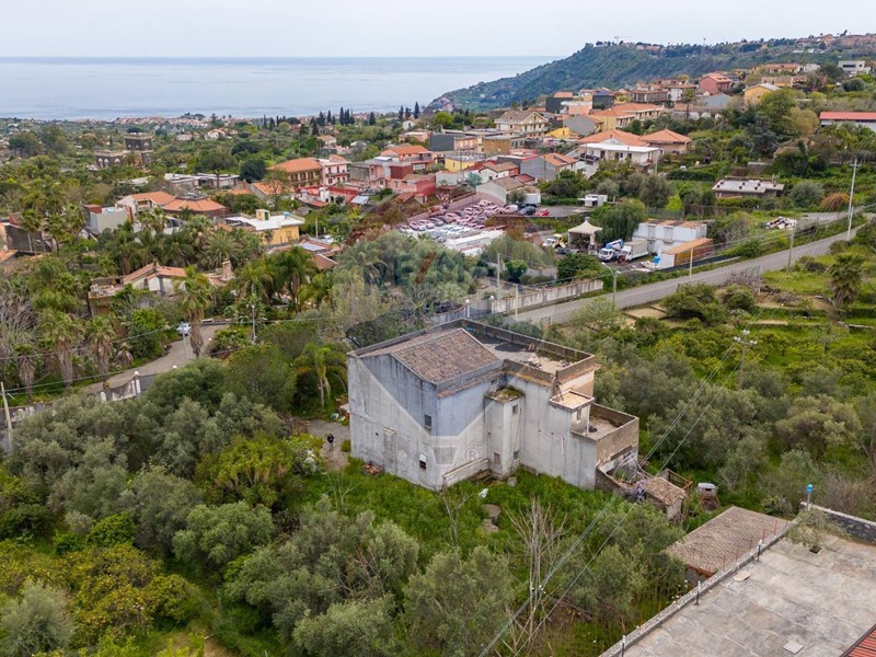 Villa in Vendita a Acireale, 220'000€, 340 m²