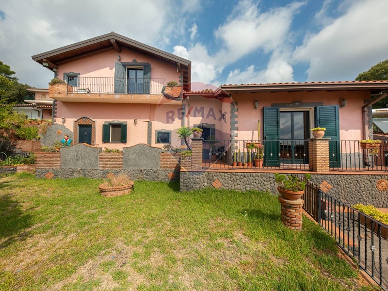 Villa in Vendita a Pedara, 250'000€, 219 m²