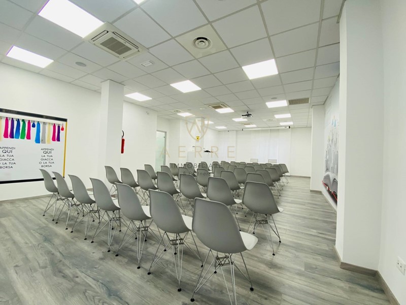 Ufficio in Affitto a Pescara, 600€, 400 m²