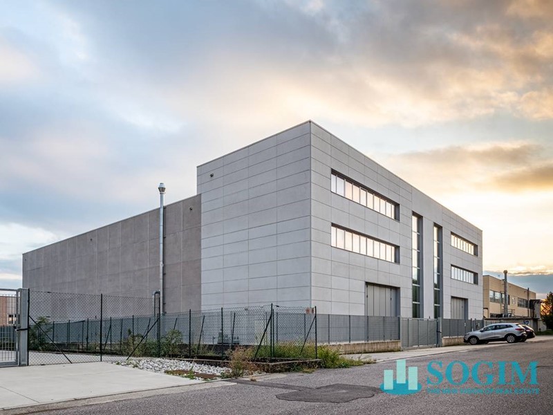 Capannone in Vendita a Albavilla, 2'800'000€, 2280 m²