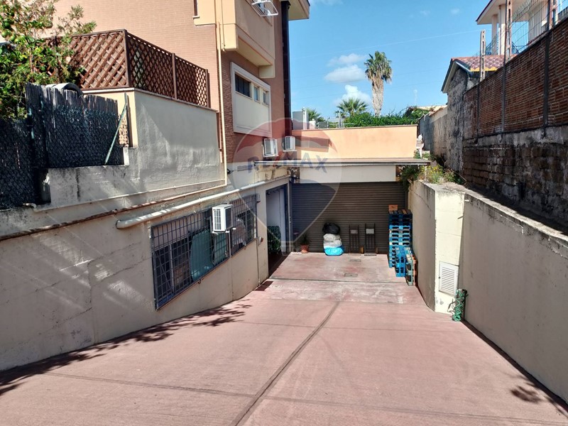 Immobile commerciale in Vendita a Nettuno, 220'000€, 456 m²