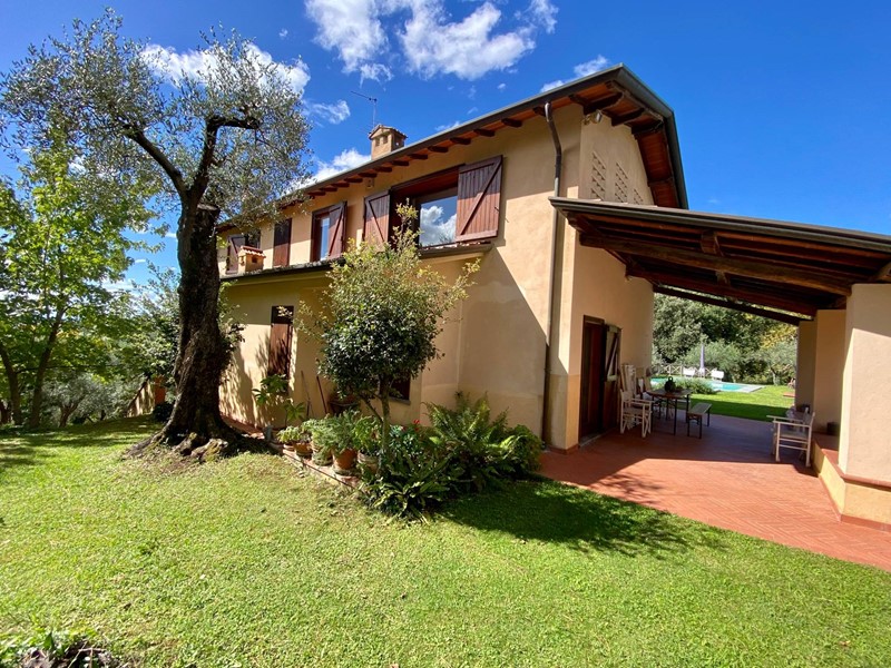 Rustico in Vendita a Massarosa, 890'000€, 240 m²
