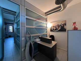 Ufficio in Affitto a Maiolati Spontini, 600€, 76 m²