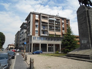 Ufficio in Affitto a Magenta, 1'000€, 105 m²