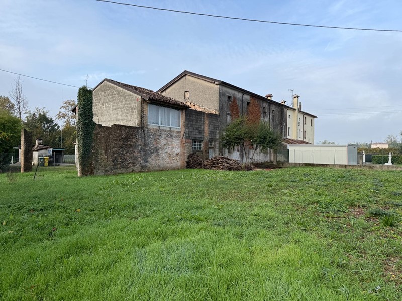 Rustico in Vendita a San Vendemiano, 130'000€, 500 m²