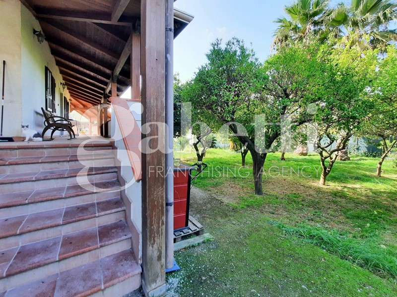 Villa in Vendita a Giugliano in Campania, 320'000€, 247 m²
