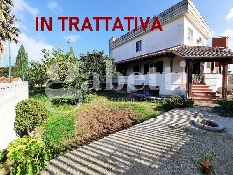 Villa in Vendita a Giugliano in Campania, 320'000&euro;, 247 m², con Box